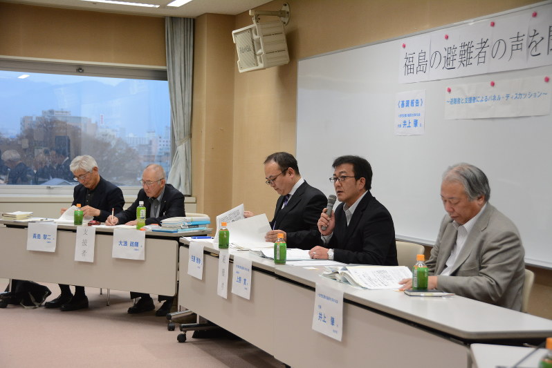 討論する避難者や支援者=山形市城西町2の市男女共同参画センター「ファーラ」で