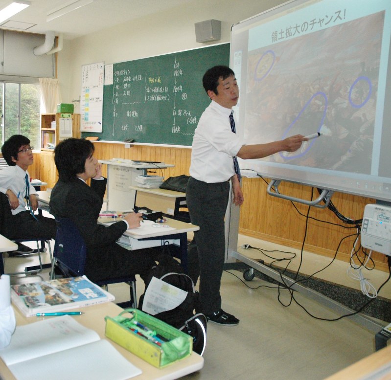 全国から集まった生徒が学ぶ鹿児島県立楠隼中・高校。写真は中学2年の社会の授業風景=鹿児島県肝付町で
