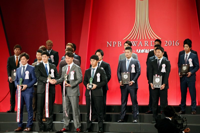 プロ野球：MVP セは広島・新井、パは日本ハム・大谷 [写真特集17/18