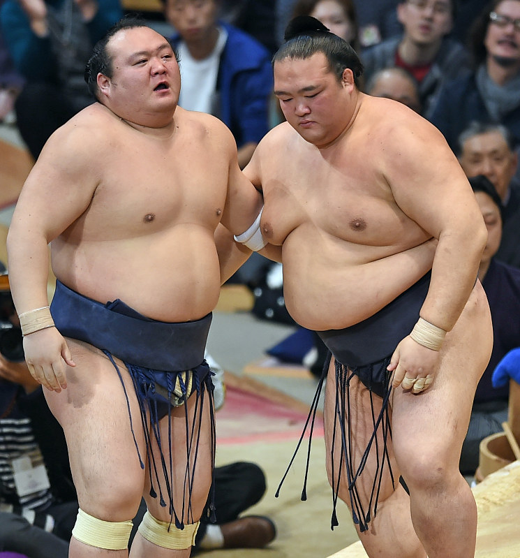宝富士を寄り切りで降した稀勢の里(右)=福岡国際センターで2016年11月27日、野田武撮影