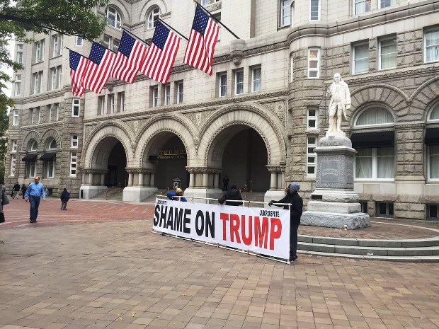 大統領選の投開票日直前に開業したトランプ・ホテルの前では、「恥を知れ、トランプ」という横断幕が掲げられた=米ワシントンで2016年11月、清水憲司撮影