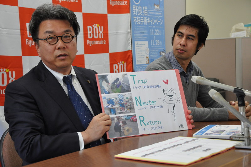 サイト「ねこでる」について説明する徳田院長(左)と和泉助教=熊本市中央区の市役所で2016年11月17日午後1時10分、野呂賢治撮影