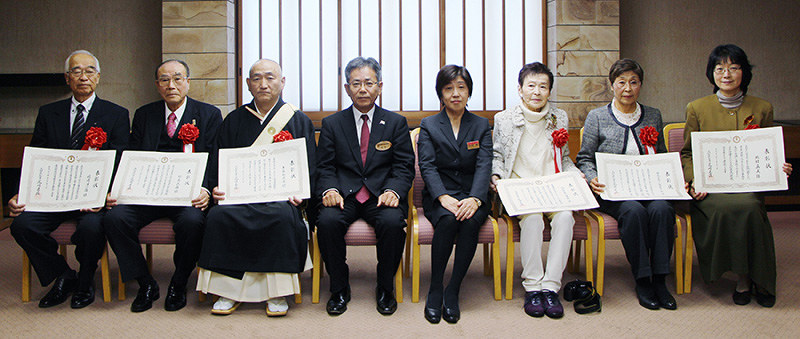 高知県文化環境功労者に選ばれた(左から)岡崎洋一郎さん、野島民雄さん、土佐和光会の橋田文妙代表者、(2人飛んで)高知県歌人連盟の西岡瑠璃子会長、香我美町一絃琴の会の貞岡佐起子代表、北村真実さん=高知県庁で、同県提供