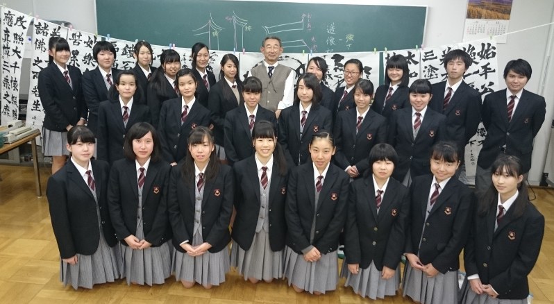 書の甲子園で地区優勝に輝いた桐陽高書道部=沼津市の同校で