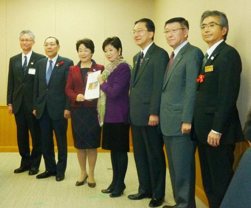 東京五輪・パラリンピック大会の要望書を受け取る小池都知事(中央)と、佐竹敬之知事(右から2人目)など東北6県の知事ら=東京都千代田区で