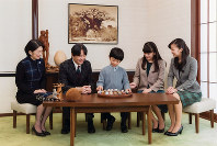 ボードゲームを楽しまれる秋篠宮ご一家＝東京都港区の秋篠宮邸で、宮内庁提供