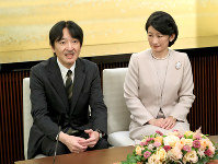 ５１歳の誕生日を前に記者会見される秋篠宮さまと紀子さま＝東京都港区の秋篠宮邸で、代表撮影