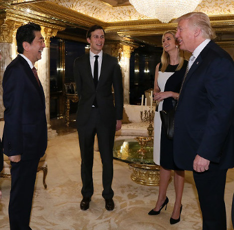 日本は安倍晋三首相(左)がさっそくドナルド・トランプ次期米大統領との会談に出向いたが、中国はどう動くか。米中関係の行方が注目される=ニューヨークで2016年11月17日(内閣広報室提供)