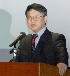 もんじゅの活用を訴える北海道大の奈良林直特任教授＝福井県敦賀市桜町のきらめきみなと館で、近藤諭撮影