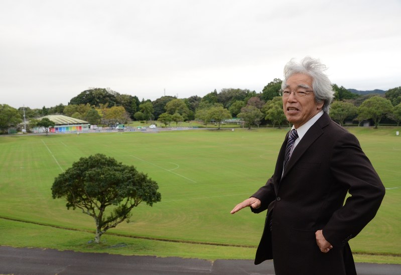吉田拓郎さんら数多くのミュージシャンがライブを行った、つま恋の多目的広場で思い出を語る木下晃さん=同所で2016年10月17日午後4時26分、井上知大撮影