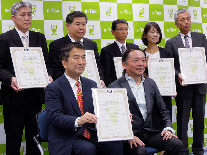 イクボス宣言をした大阪国税局の藤田博一局長(前列左)ら=大阪市中央区の大阪国税局で、服部陽撮影