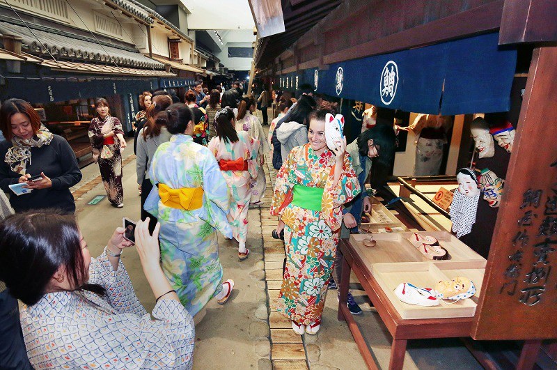 外国人観光客が年間2000万人を超える中、日本ならではの体験ができる施設が人気。再現された江戸時代の町並みで着物を着て写真に納まるフランス人女性=大阪市北区の「大阪くらしの今昔館」で2016年11月26日、貝塚太一撮影