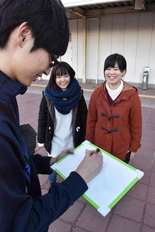 福島の魅力について道行く若者にインタビューするNPO法人「ドットジェイピー」福島支部の学生(奥の2人)=福島市のJR福島駅西口で