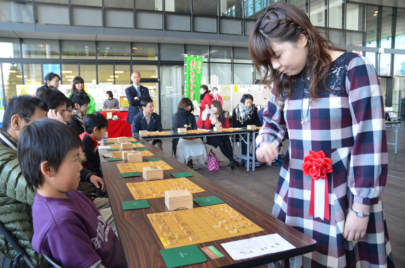 「ぐるぐる将棋」で女流棋士と対局する小学生ら=一宮市のi-ビルで