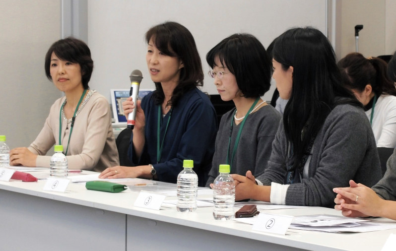 通級指導の教員を一日も早く増やすよう求める母親たち=東京都千代田区の衆議院第1議員会館で