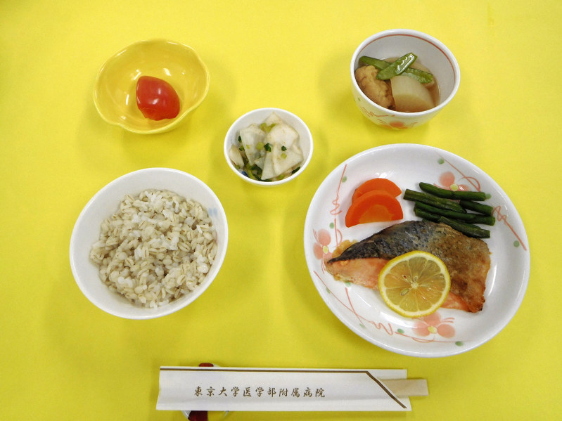 東京大病院食堂で提供している糖質40%の食事。メニューは麦ご飯(130グラム)、サケ(100グラム)のムニエル、ニンジン甘煮とソテー、油揚げと大根の煮合わせ、梅肉あえ、トマト=東京大病院提供