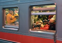 【超レア限定品】留萌線増毛駅最終列車お見送りの会のメモリアルセット 留萌線：最後の運行日 ファンら別れ惜しむ [写真特集13/13