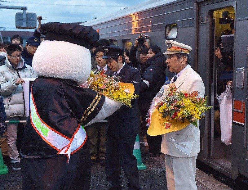 留萌線：最後の運行日 ファンら別れ惜しむ [写真特集13/13