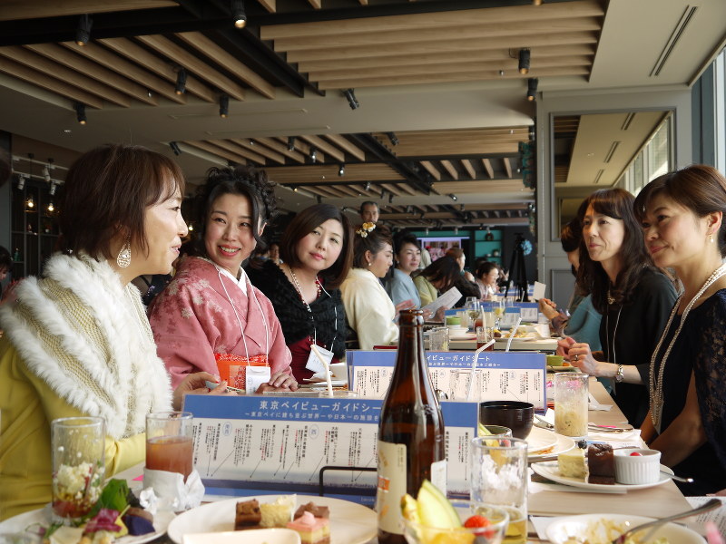 さまざまな職業や年齢の女性たちが集い、情報交換や交流を行った「全国微魔女サミット」=千葉県浦安市で2016年12月3日午後1時10分、小林多美子撮影