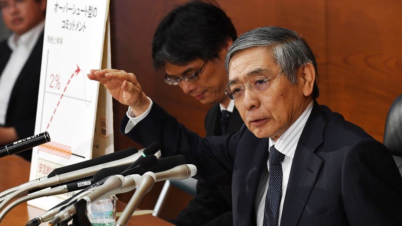 「総括的な検証」を公表し、記者会見に臨む日銀の黒田東彦総裁=2016年9月21日、丸山博撮影