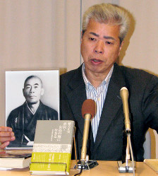 劇症型水俣病で亡くなった祖父の写真を手に著書に込めた思いを語る緒方さん