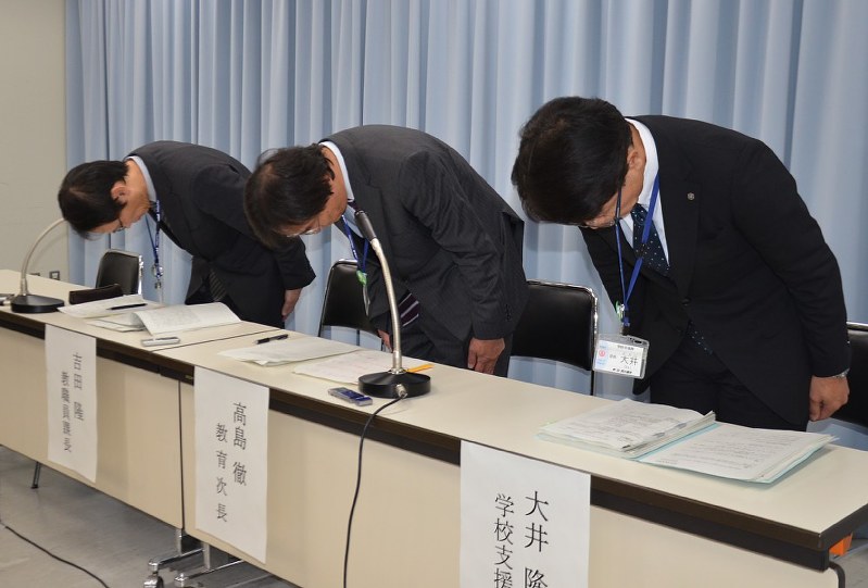 教諭の不適切な発言について陳謝する新潟市教委の高島徹教育次長(中央)ら=新潟市で2016年12月2日午後3時30分、柳沢亮撮影