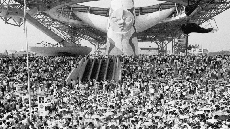 入場者で埋め尽くされた大阪万博の会場=1970年9月6日撮影