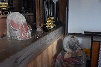 頭がとれた木製の仏像。寺の本堂に何者かが侵入して壊されたという＝福島県須賀川市今泉で２０１６年１２月５日午後１時５７分、高井瞳撮影