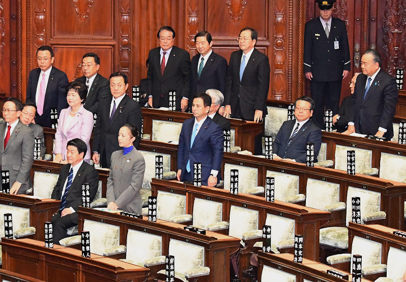 「統合型リゾート(IR)整備推進法案」の衆院本会議採決で、起立と着席に分かれた公明党議員席。手前は抗議のため退席した民進党の議員席=国会内で2016年12月6日午後1時13分、川田雅浩撮影