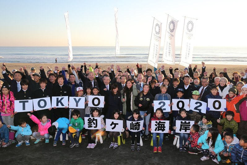 2020年東京五輪のサーフィン会場に決まり喜びを表す地元のサーファーや住民ら=千葉県一宮町の釣ケ崎海岸で2016年12月8日午前7時21分、後藤由耶撮影