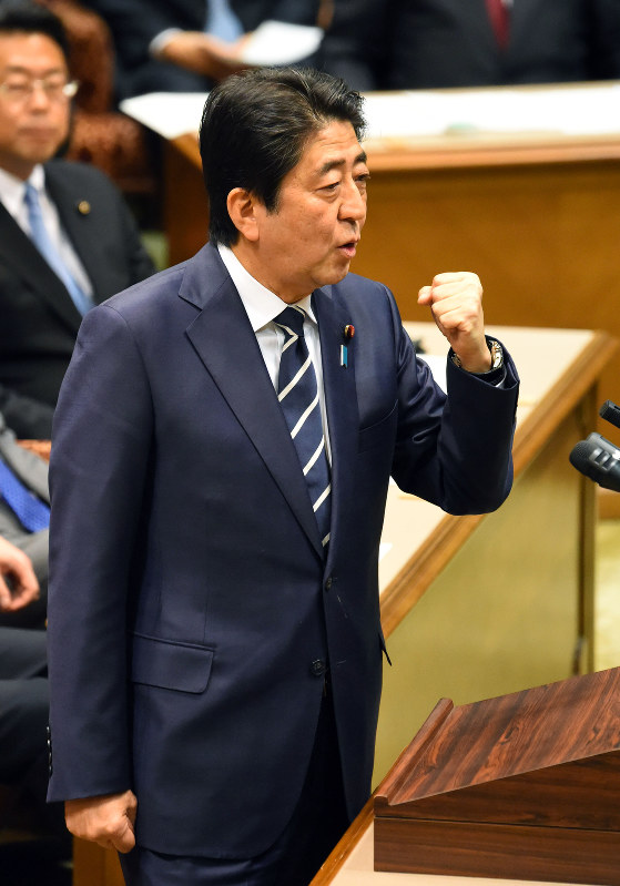 党首討論で民進党の蓮舫代表の質問に答える安倍晋三首相=国会内で2016年12月7日午後3時17分、川田雅浩撮影