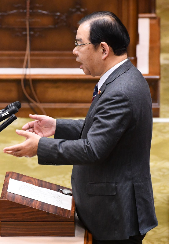 党首討論で発言する共産党の志位和夫委員長=国会内で2016年12月7日午後3時36分、川田雅浩撮影