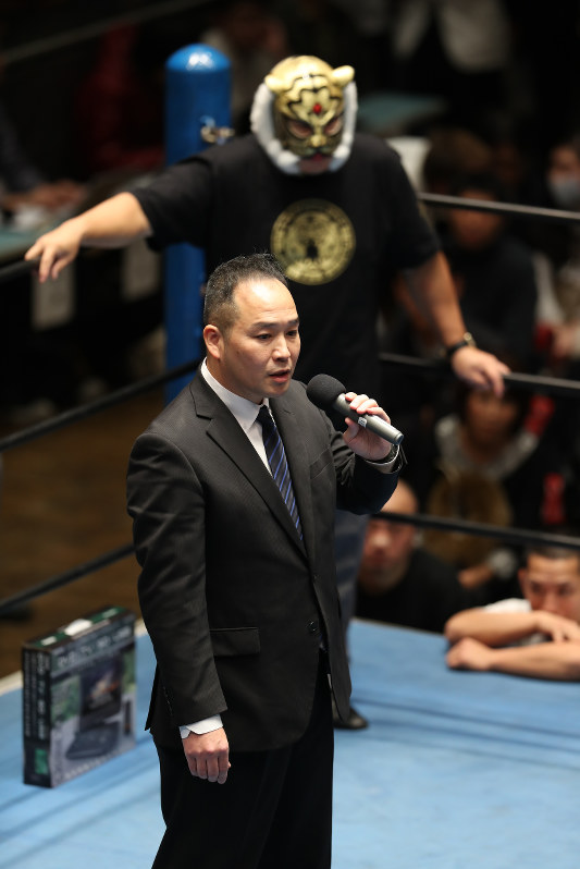 顔を公表し、初代タイガーマスクの前であいさつする河村正剛さん=東京都文京区の後楽園ホールで2016年12月7日午後8時20分、小出洋平撮影