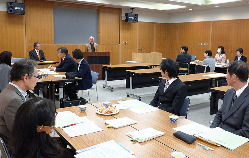 滋賀県内の教諭らが集まって開かれた青少年読書感想文コンクールの審査会=大津市の県立図書館で、山本直撮影