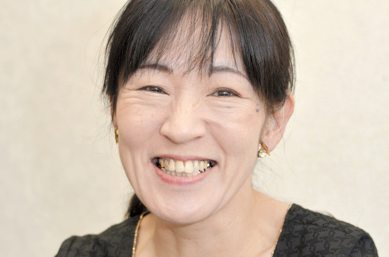 作家、谷川直子さんは神戸市出身。今春のセンバツ甲子園に母校の兵庫県立長田高が出場し、長崎の海星に惜敗。「テレビで観戦しました。ピッチャーだけでは勝てないんですねえ。大接戦で面白かった」=東京都渋谷区で