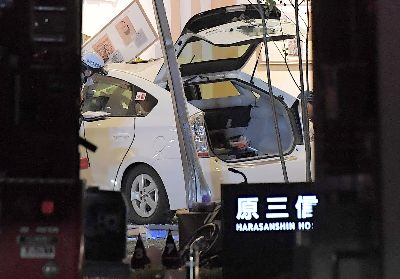 病院に突っ込んだタクシー=福岡市博多区で2016年12月3日午後6時20分、和田大典撮影(一部画像を処理しています)