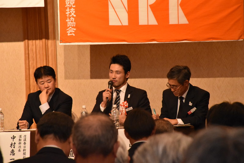 2008年北京五輪での経験を語る塚原直貴さん(中央)=長野市内のホテルで