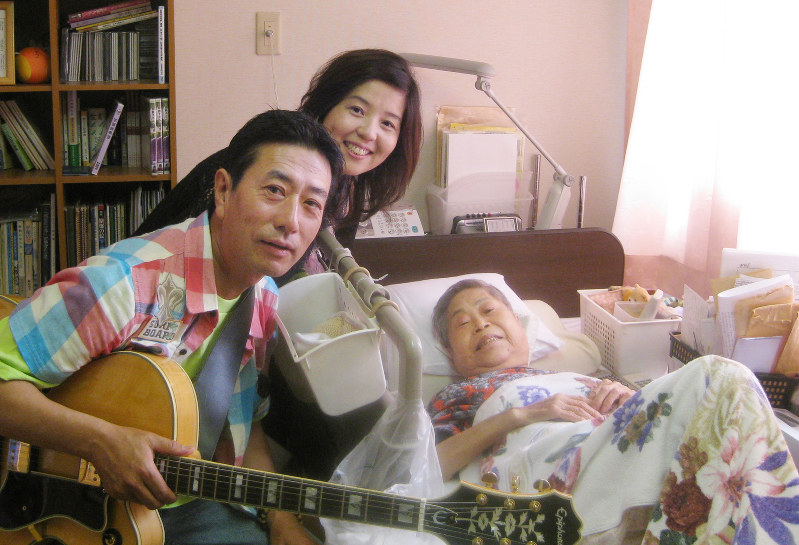 沼田鈴子さん(右)の87歳の誕生日にあわせ、歌をプレゼントした中村里美さん(中央)と伊藤茂利さん=2010年7月、中村さん提供