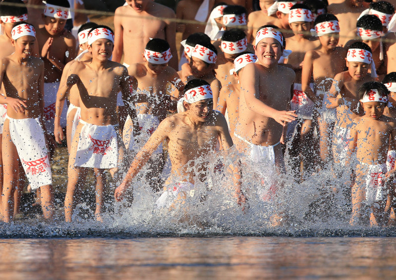 神事：気温は9度 寒さに負けず 岐阜・池ノ上みそぎ祭 | 毎日新聞