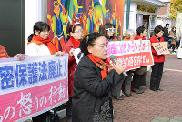 特定秘密保護法の廃止を訴える女性たち＝徳島市のＪＲ徳島駅前で、数野智史撮影