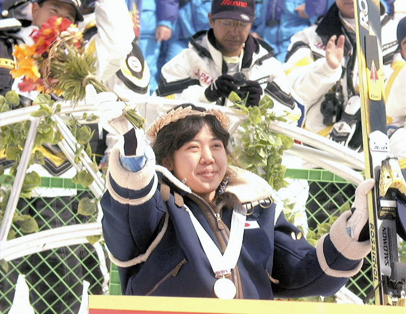 アルペンスキー滑降で金メダルを獲得し、手を振る大日方邦子さん=1998年3月6日撮影
