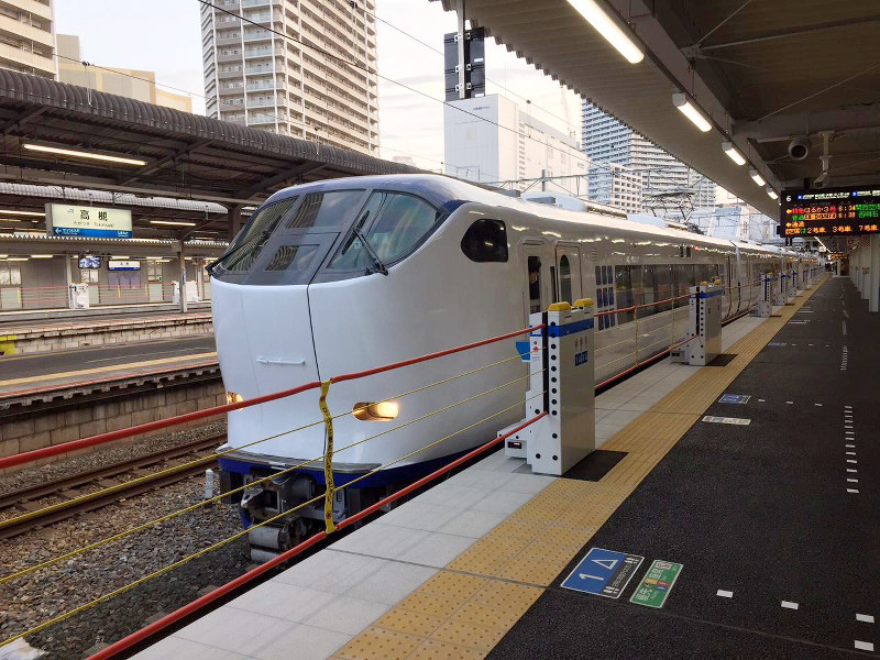 JR高槻駅に設置されている昇降式ホーム柵。列車が停止するとワイヤ部分が上昇して乗降できる=大阪府高槻市で(JR西日本提供)