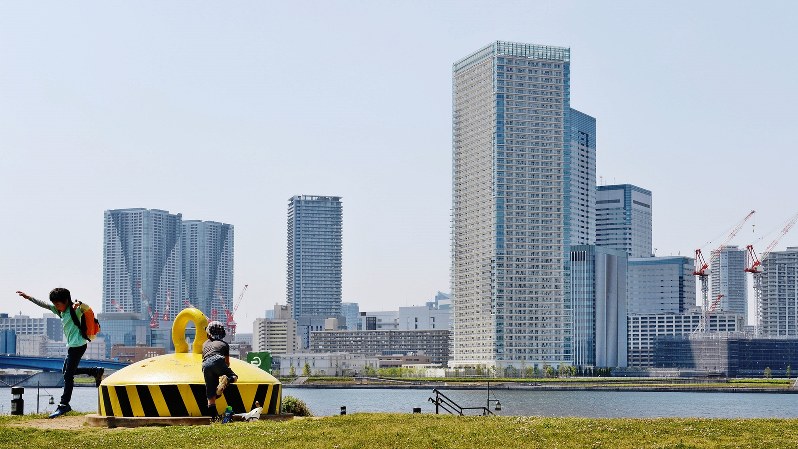 東京・豊洲から望む晴海の高層マンション群=東京都江東区で2014年
