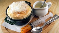 「ふわふわ卵焼き カルボナーラ仕立て」（３８０円税別、以下同）。注射器が付いてくる不思議な卵焼き