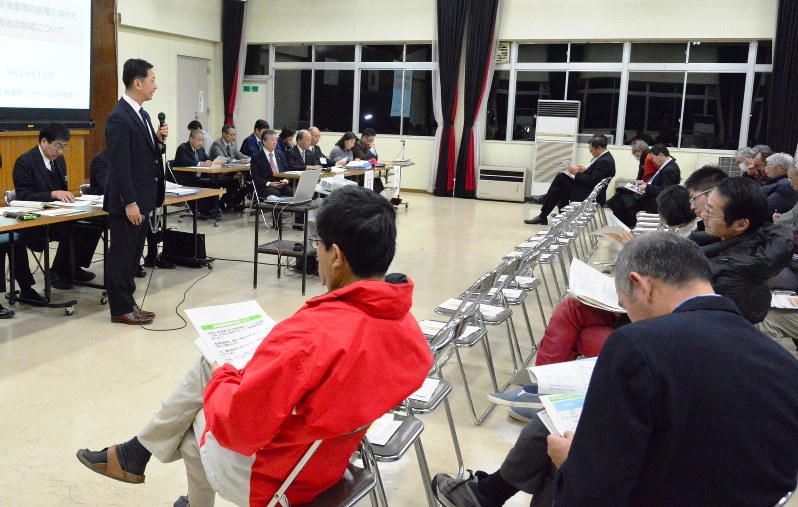 環境省の担当者(左から2人目)らの説明を聞く住民ら=涌谷町で