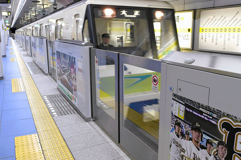 線路への転落や電車との接触など、ホーム上の事故を防ぐため設置されたホームドア=大阪市西区の市営地下鉄ドーム前千代崎駅で2016年12月13日午後7時21分、平川義之撮影
