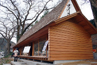 吉野川沿いに完成した「吉野杉の家」＝奈良県吉野町で、栗栖健撮影