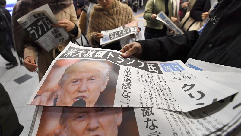 米大統領選でトランプ氏が当選確実となったことを伝える号外=2016年11月9日、久保玲撮影