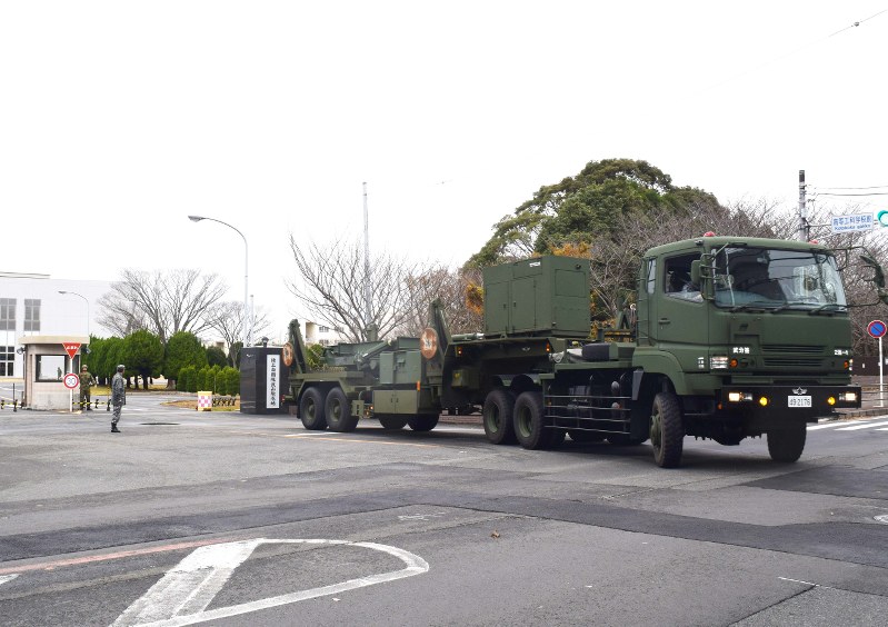 基地正門から県道に出て移動する航空自衛隊PAC3のミサイル発射機搭載車両=横須賀市の空自武山分屯基地・陸自武山駐屯地で