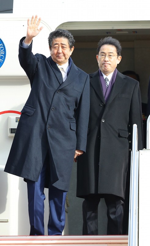 日露首脳会談：「日本を代表して交渉」安倍首相が羽田出発 [写真特集2